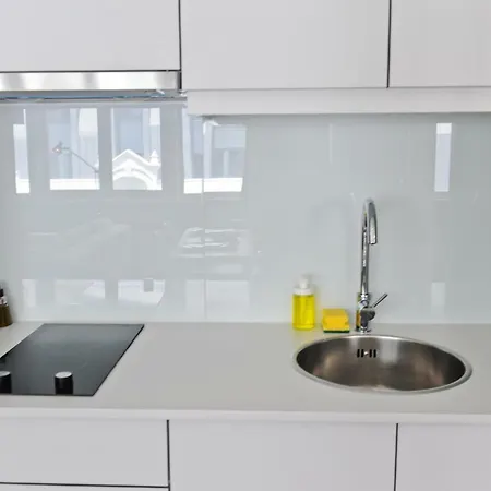 Appartement Cosmopolitan Comfort In 4a- By Misha's Place