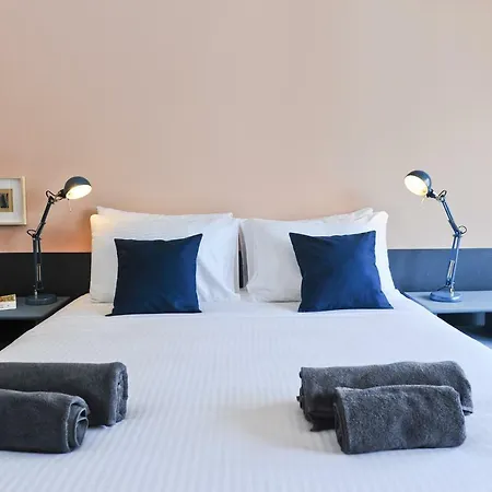 公寓 Cosmopolitan Comfort In 4a- By Misha's Place