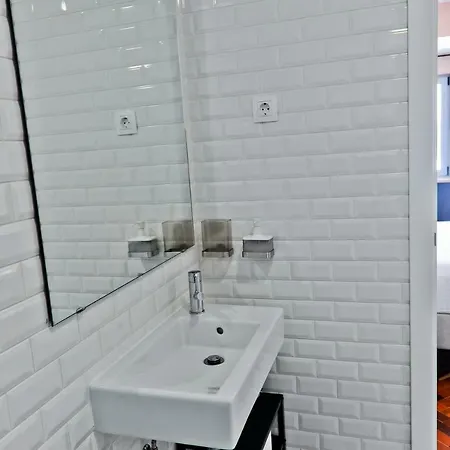Cosmopolitan Comfort In 4a- By Misha's Place Appartamento Lisbona